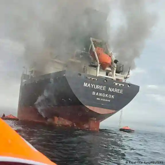 伊朗为何袭击通行霍尔木兹海峡的商船美伊冲突中东局势解读自2月底美国和以色列对伊朗