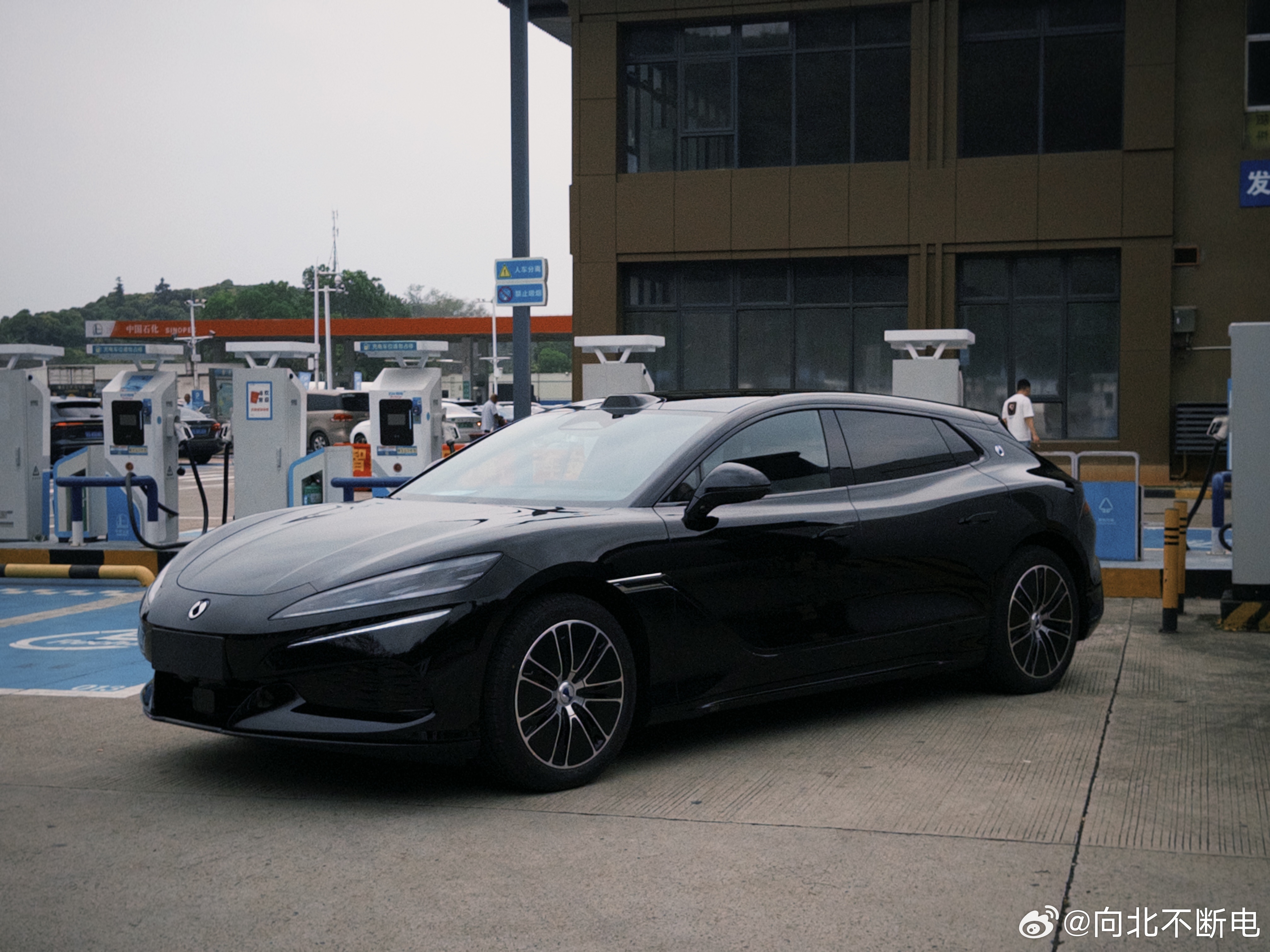 一千公里的腾势 Z9gt 拿到手了，接下来咱们好好实测一下续航和充电补能从深圳一