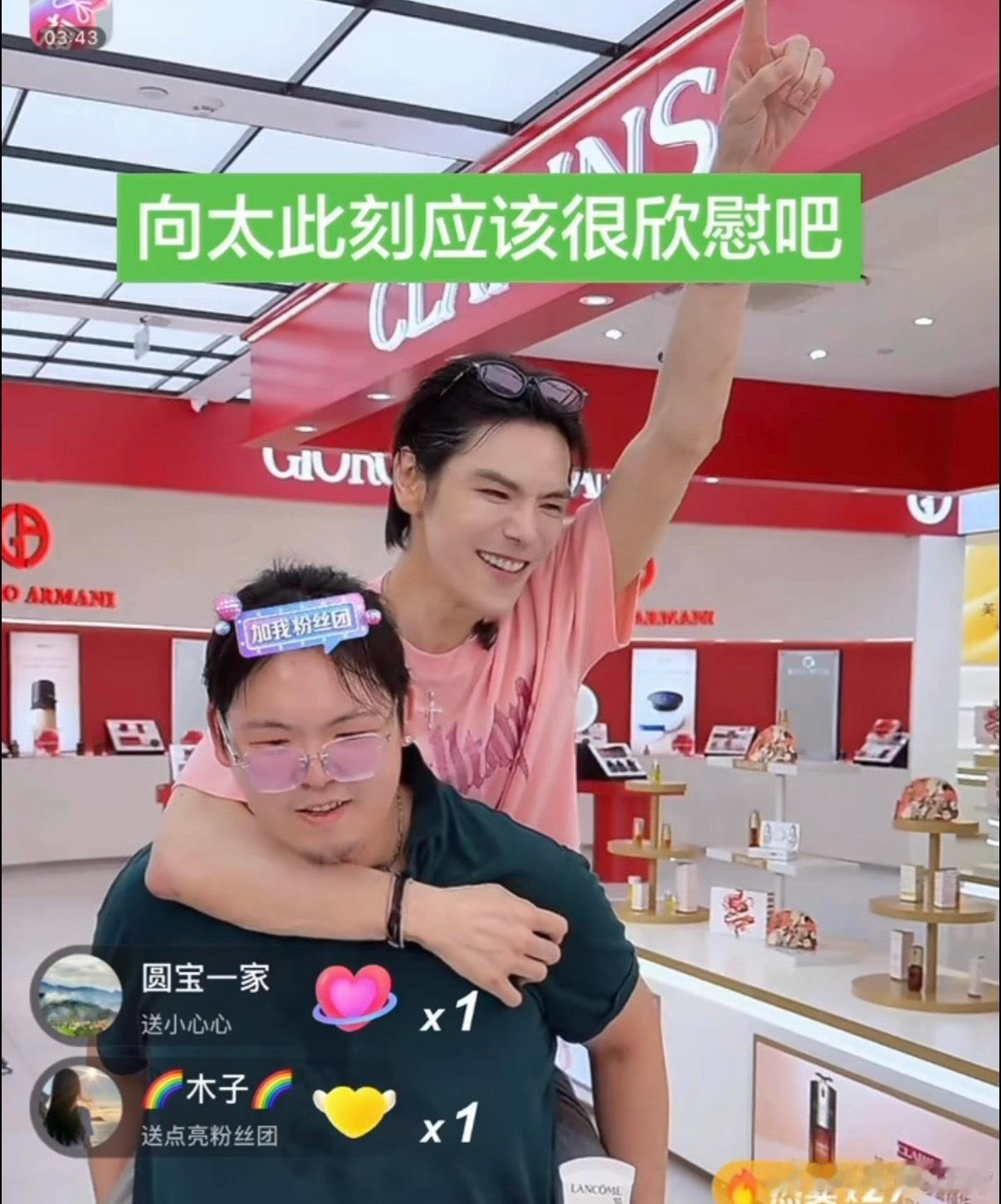 向太首次回应拉黑向佑不知道为什么相同都是一家人，两个儿子差距这么大。无论是外貌还