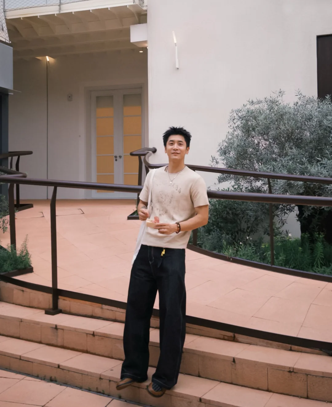 表面自在，实则已经湿透
