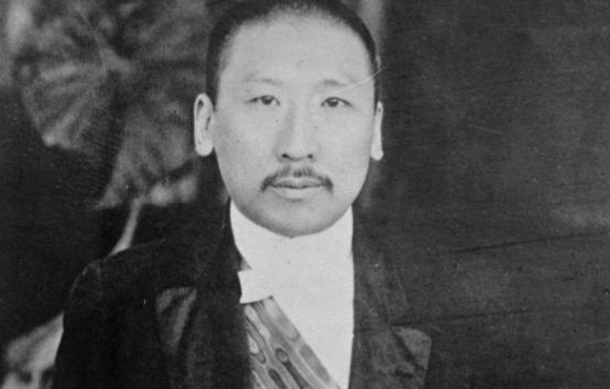 真讽刺。当年给鬼子带路、害死200多条人命的汉奸，他亲孙子现在居然成了大慈善家。