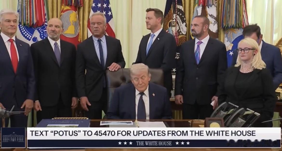 美国卫生与公众服务部部长罗伯特·肯尼迪在椭圆形办公室发火：

“我们人口占世界总