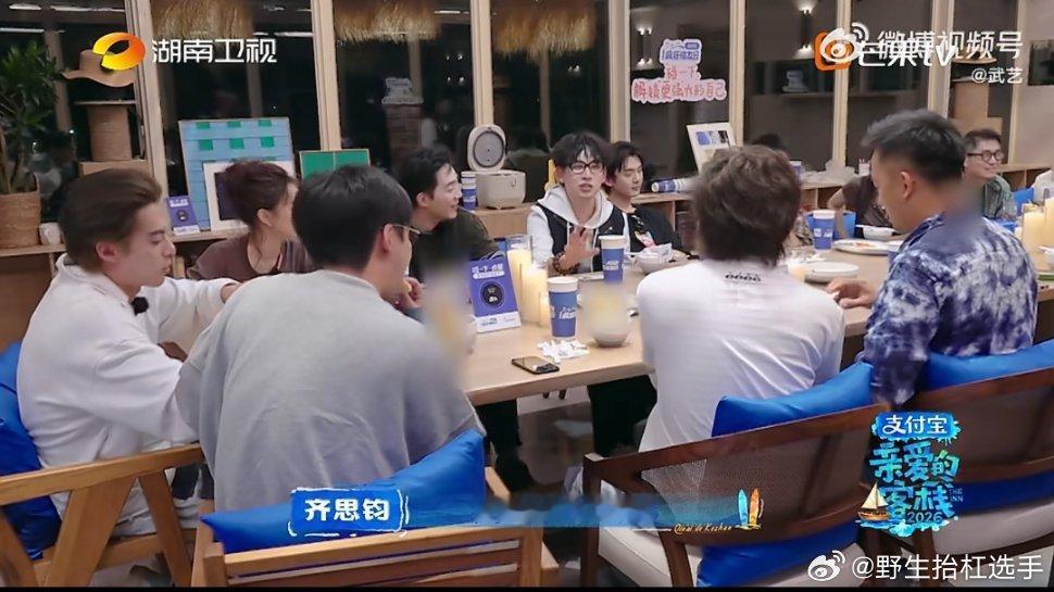 武艺时隔八年蛋糕拿对了吗武艺复刻八年前拿蛋糕名场面，看懂的人还没开始已经笑了 经