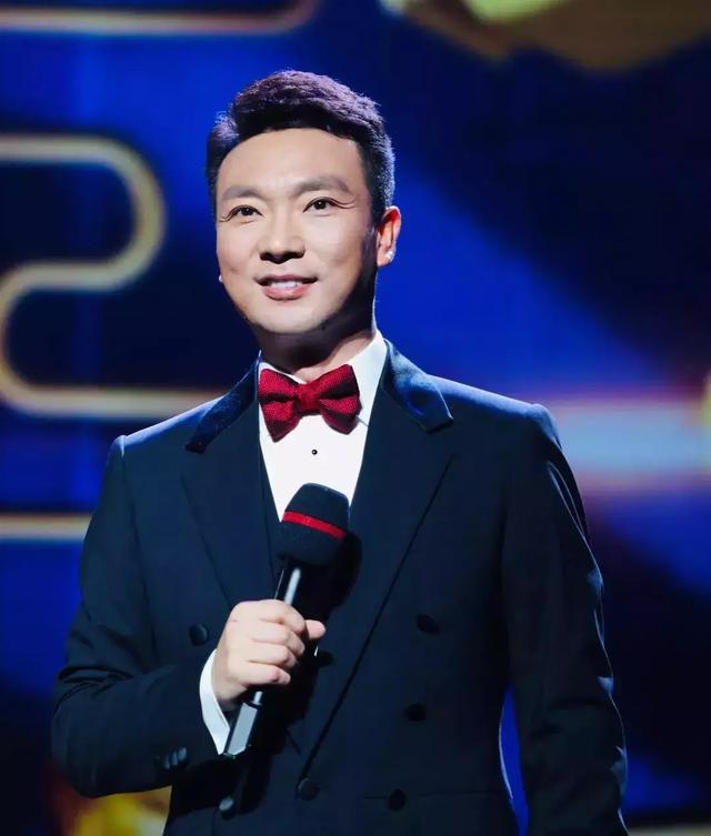 这事儿吧，得掰开了说。
网上流传的“康辉后悔丁克”，其实是个误会。
康辉和妻子刘