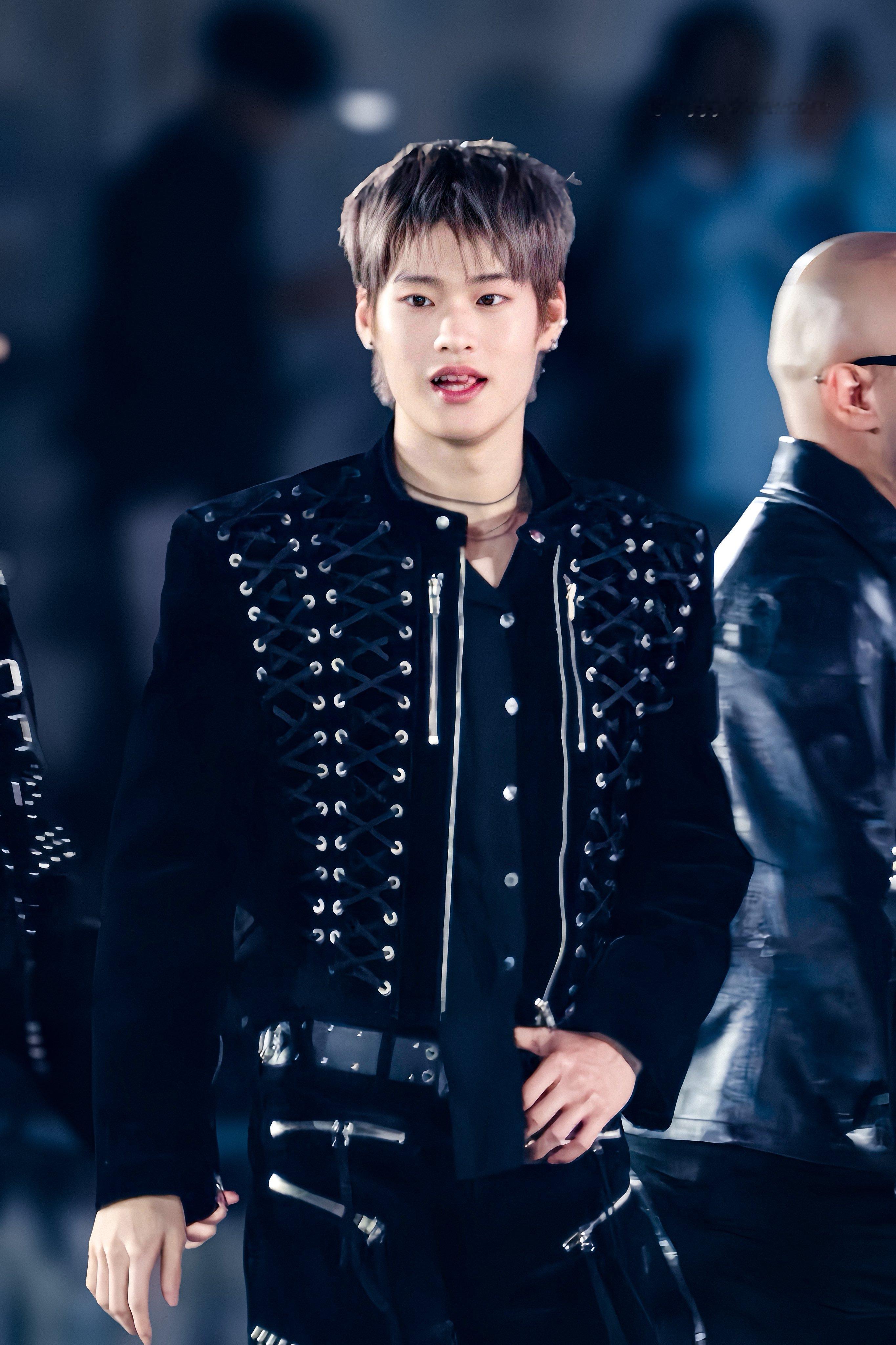 这张高清图就非常不错😌俊俏帅气的少年