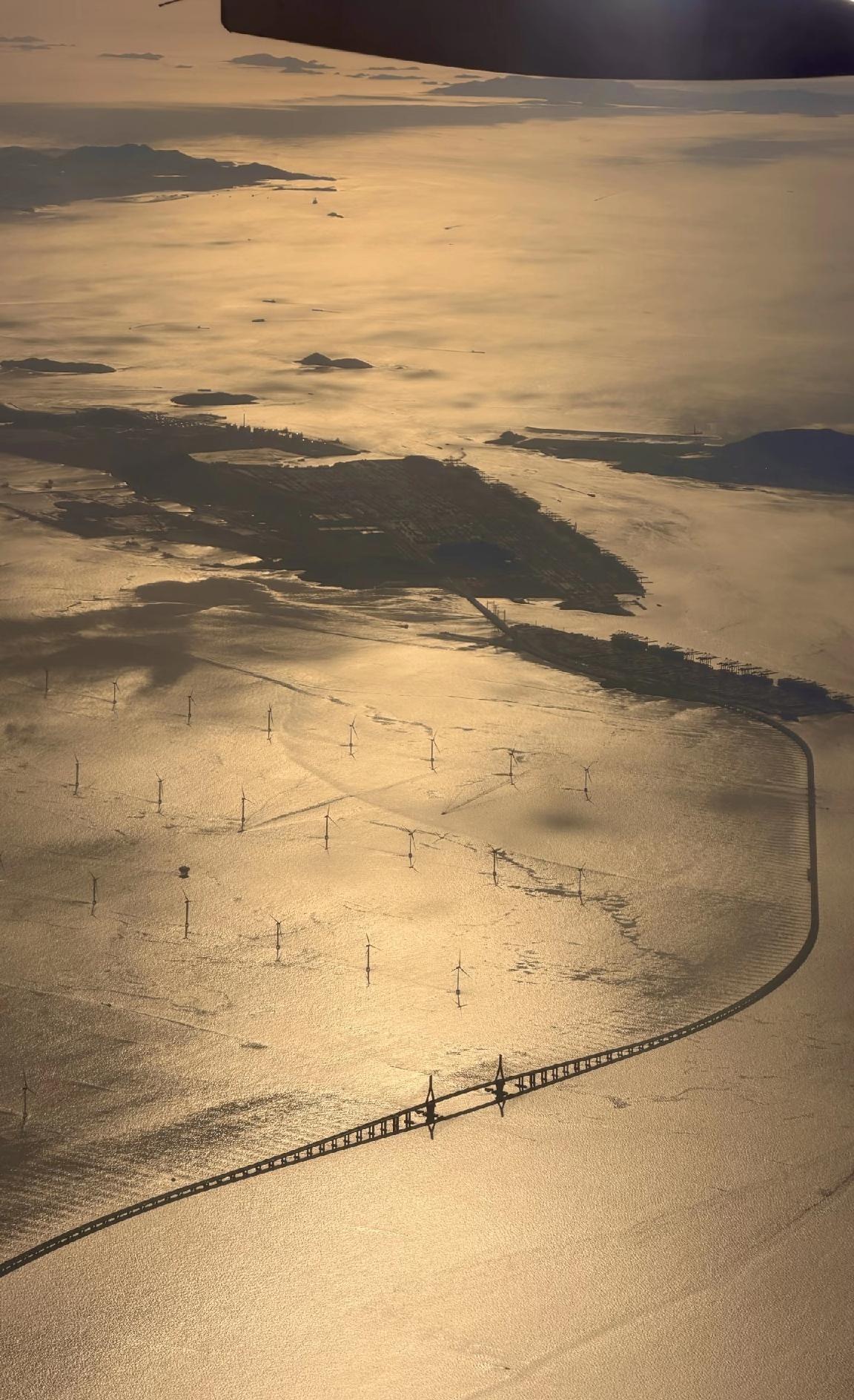 飞机上拍的，这是金塘大桥，还是洋山港的东海大桥？