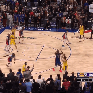 卢卡、湖人险些绝平，可惜篮球没碰到筐，这球太难了。
湖人结束9连胜。
东契奇32