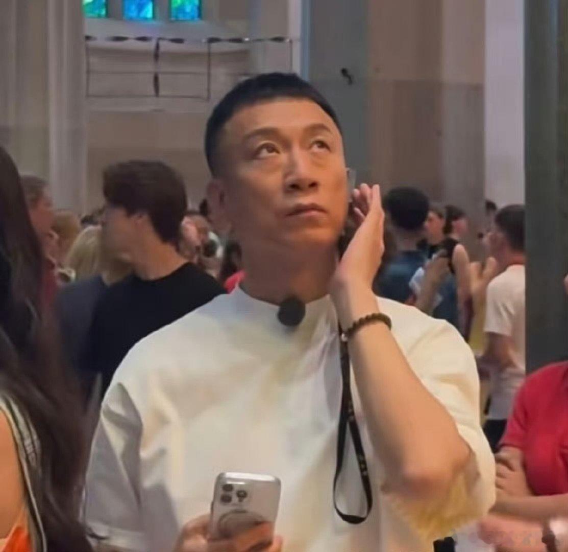 余则成又在监听了 论跨界撞场的离谱程度：林一王玉雯金靖在巴塞罗那被拍，转头发现孙