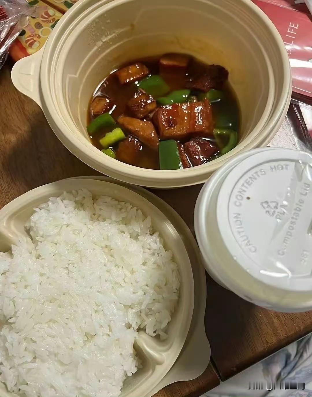 香港这种物价水平，难怪香港人自己一放假都扎堆来深圳消费，就这样分量的红烧肉套餐，