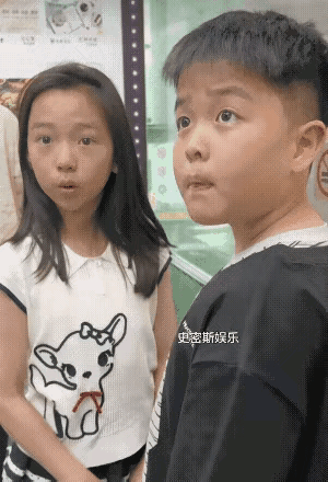 看了眼那孩子的照片，评论区吵翻了——有人说跟陈思诚一个模子刻出来的，有人骂“长大