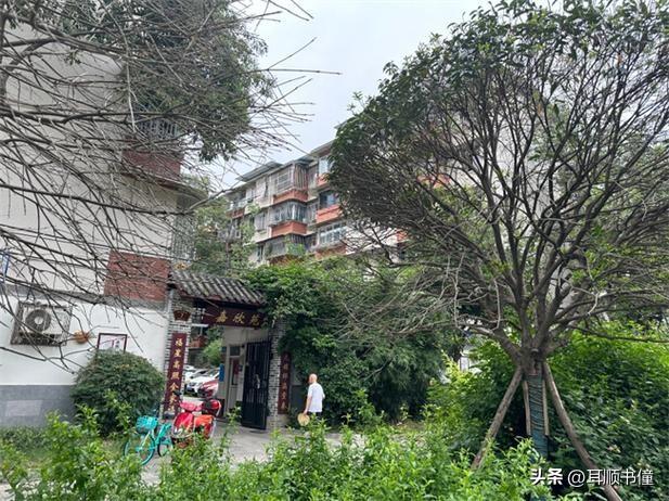 特别怀念从前老街邻里之间的那份人情味。
早些年住大杂院、老平房的时候，谁家做了好