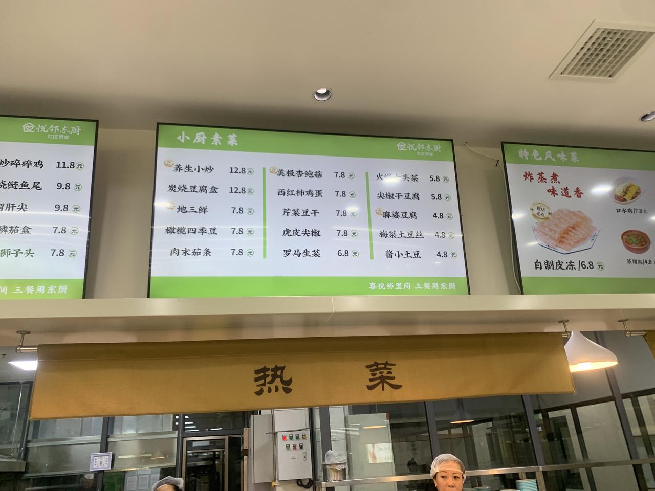 黑人向带孩子的女人要微信，女人很快就给了。为什么这么轻易就给了呢？原因很简单，都