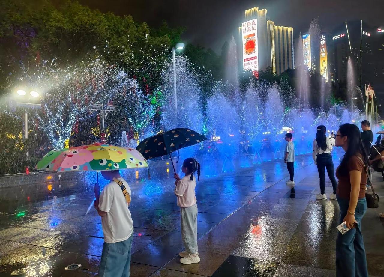 广州的音乐喷泉真的好神奇。音乐喷泉水景灯光秀 音乐喷泉 广州 下雨天