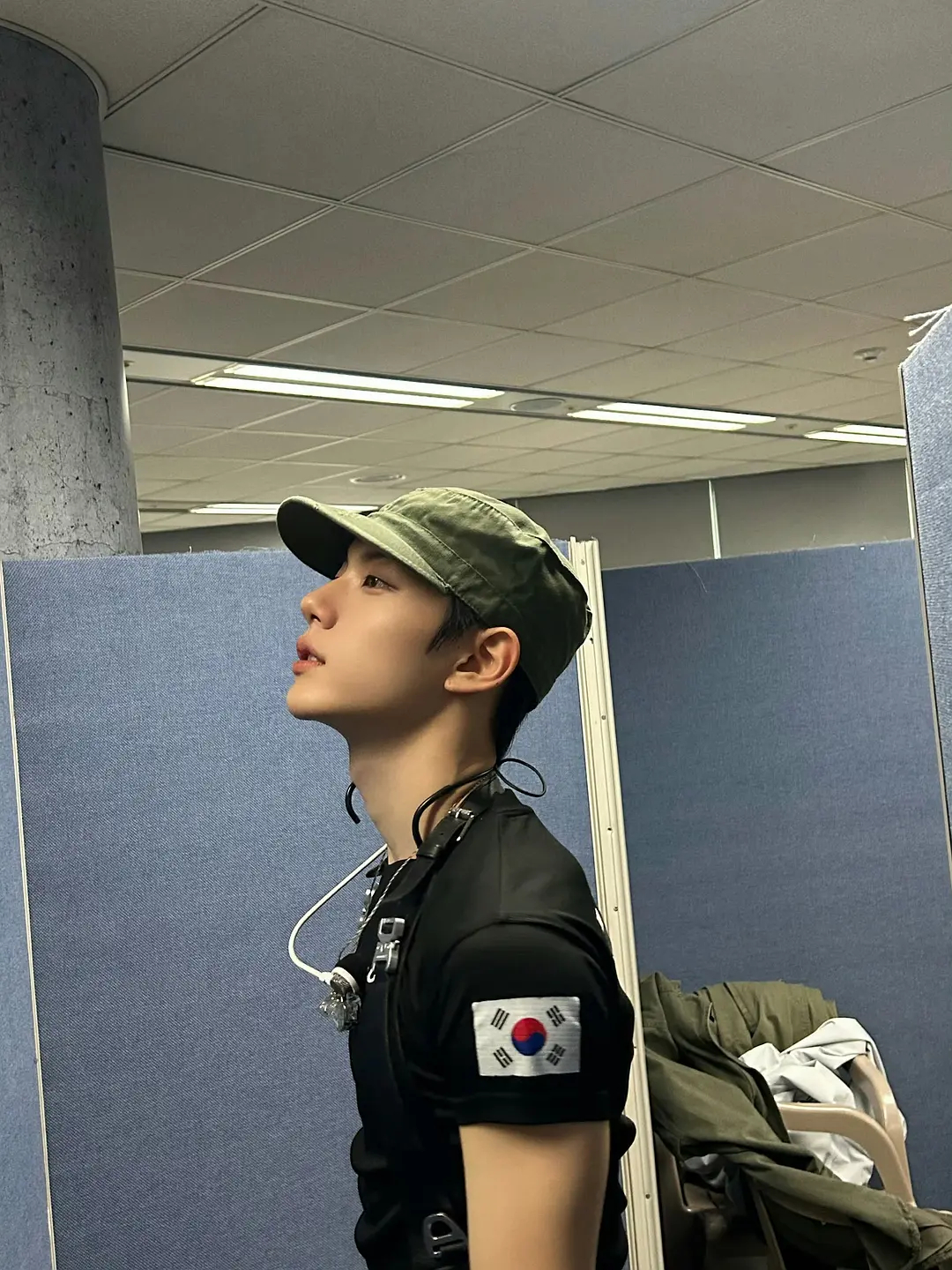 closeyoureyes徐竟培的打歌服，差点以为准备入伍了