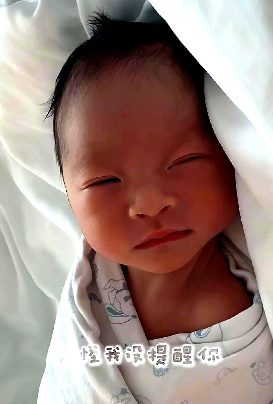 这回汪小菲算是真正“接地气”了。
孩子一出生那双大双眼皮抢镜，张兰得意地把他捧成