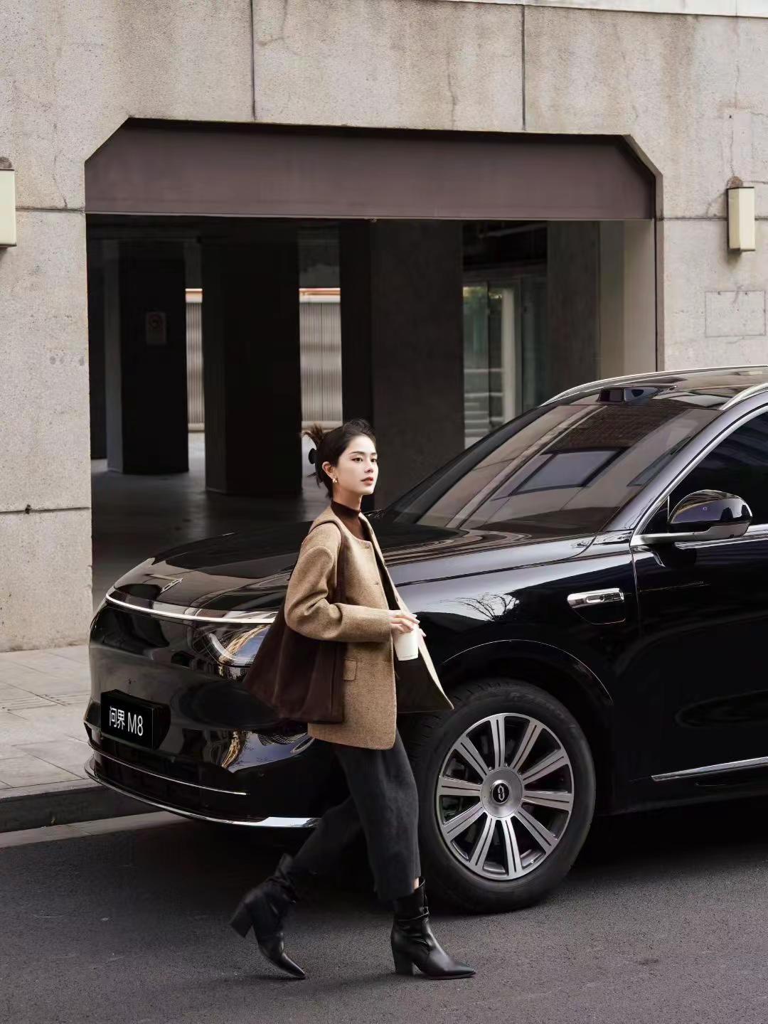 世界不止一面，享受不设边界的人生，在都市的缝隙里，驶向不被定义的生活，成就自带光