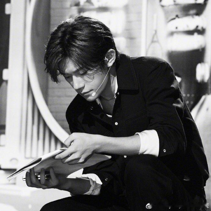 #易烊千玺背影A感# 易烊千玺是神[哇] 易烊千玺好绝好绝[舔屏][舔屏][舔屏