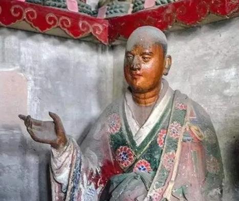 1981年夏，山东灵岩寺一年轻僧人正在值殿，忽然，他听到咔嚓咔嚓的声响，环顾四周