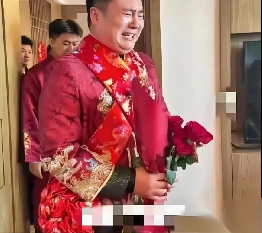 新郎推开门，直接哭成泪人。

新娘赶紧扑上去抱他：“我的大宝贝，咋还哭了？”
