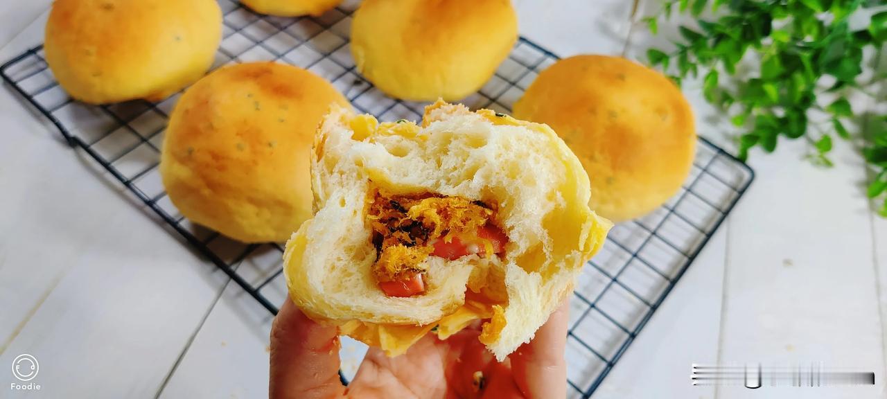 你吃过表皮掉渣的面包吗？
这款面包不知道叫什么名字
但是，吃一次就忘不了
喜欢它