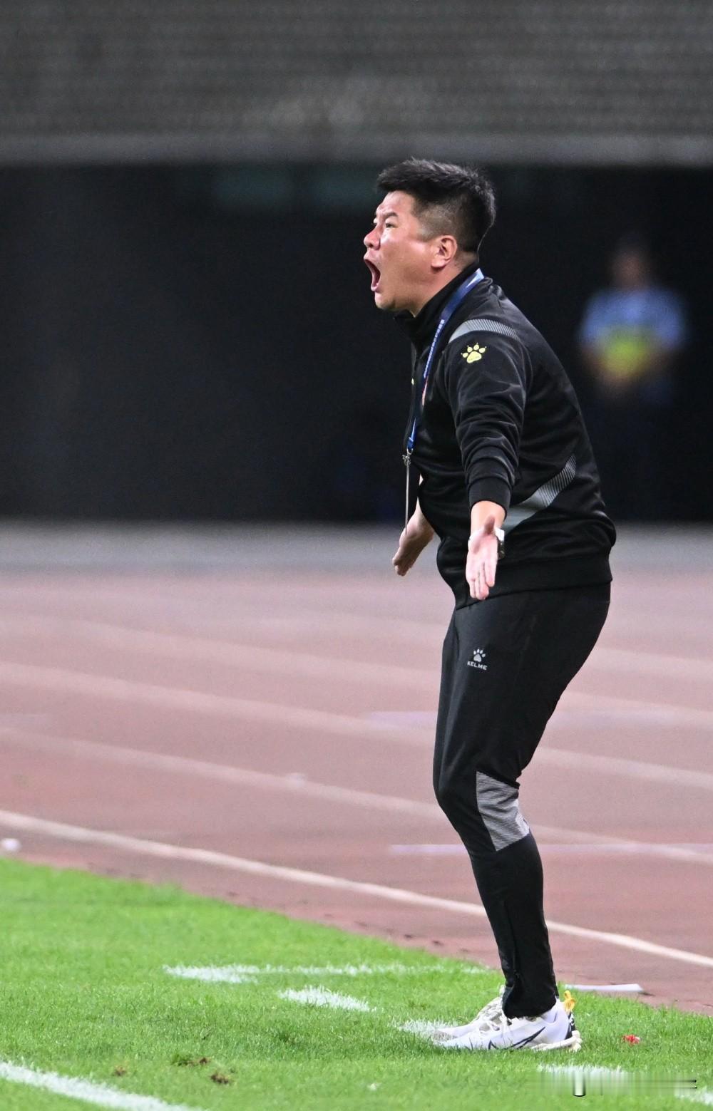 中甲联赛上演大结局，辽宁铁人、重庆铜梁龙相约在明年的中超联赛。这是重庆两江竞技退