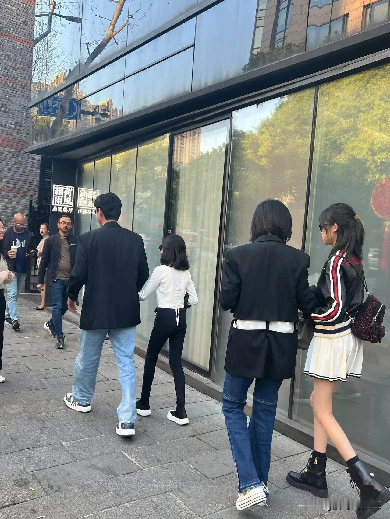 陆毅鲍蕾一家的腿真是逆天了～两个女儿都是漫画腿，继承了爸妈的好基因，身材比例太赞