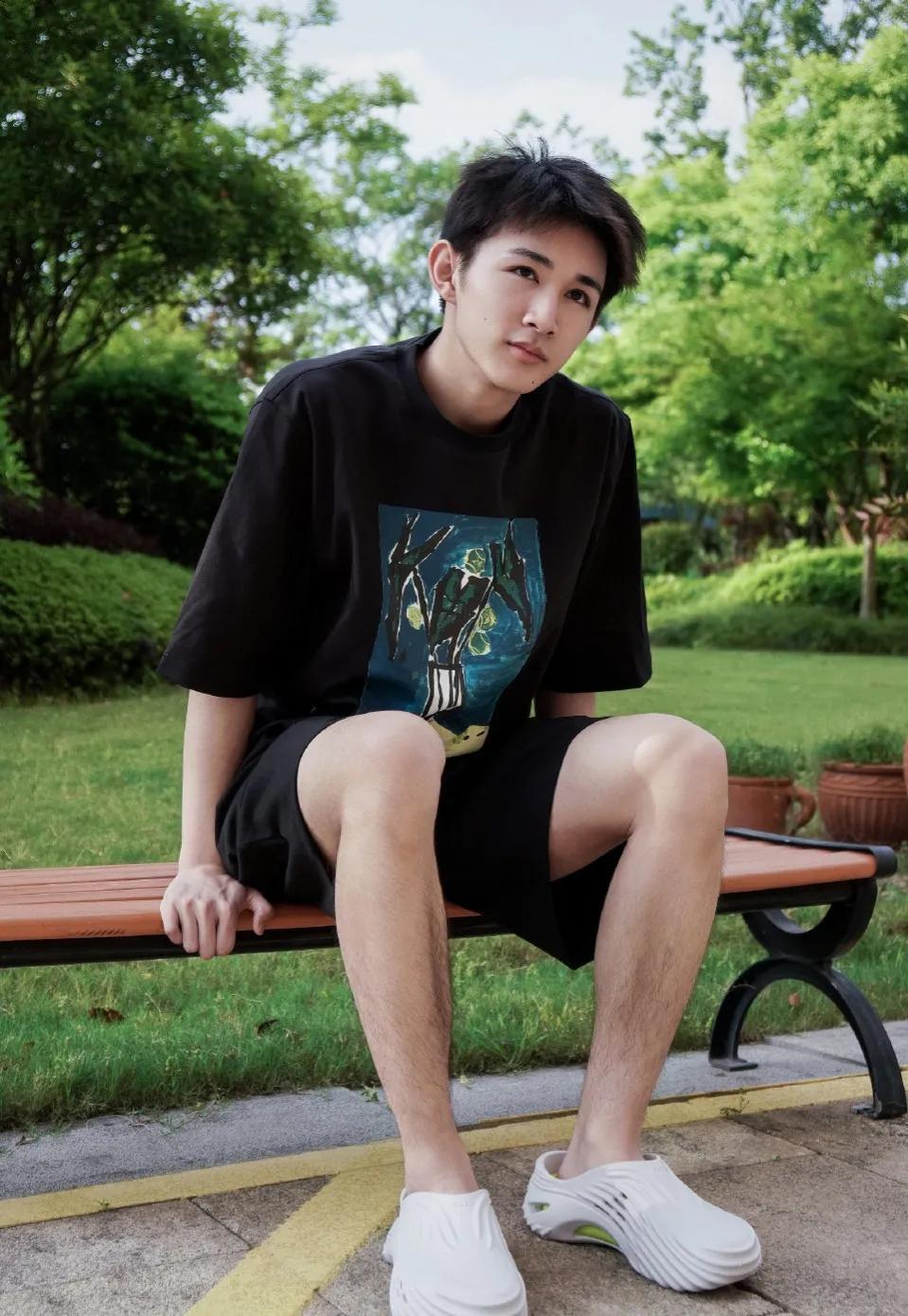 荣梓杉横店拍戏，突发心肌炎情况危急。

5月29日，有网友爆料称荣梓杉因拍戏过度