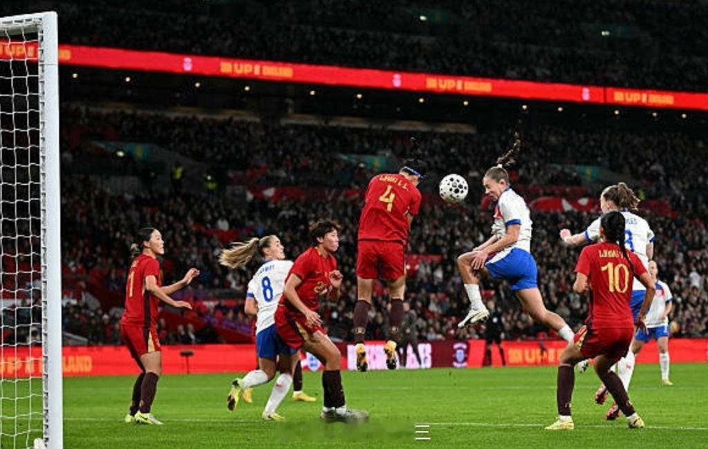 看看人家的女足观众数量就知道实力差距有多大了 