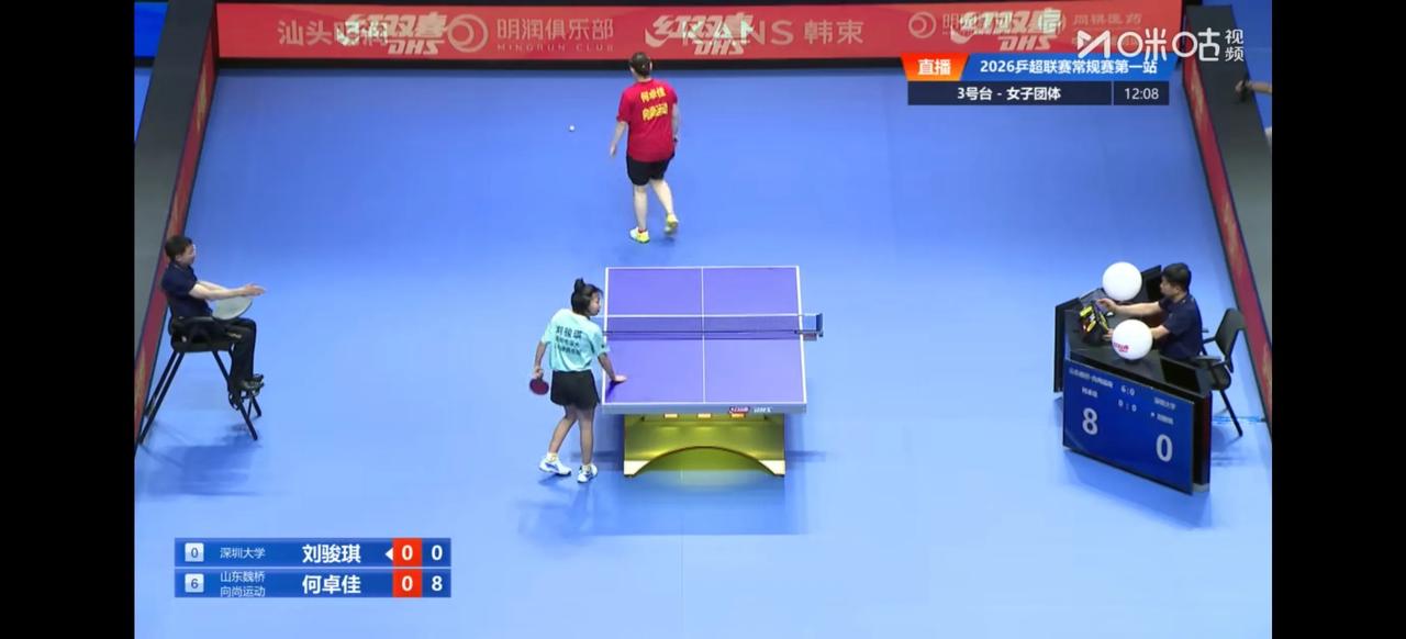11岁小将竟然面对何卓佳。深圳真是锻炼少年儿童啊。不过能上场就已经勇气可嘉了。深