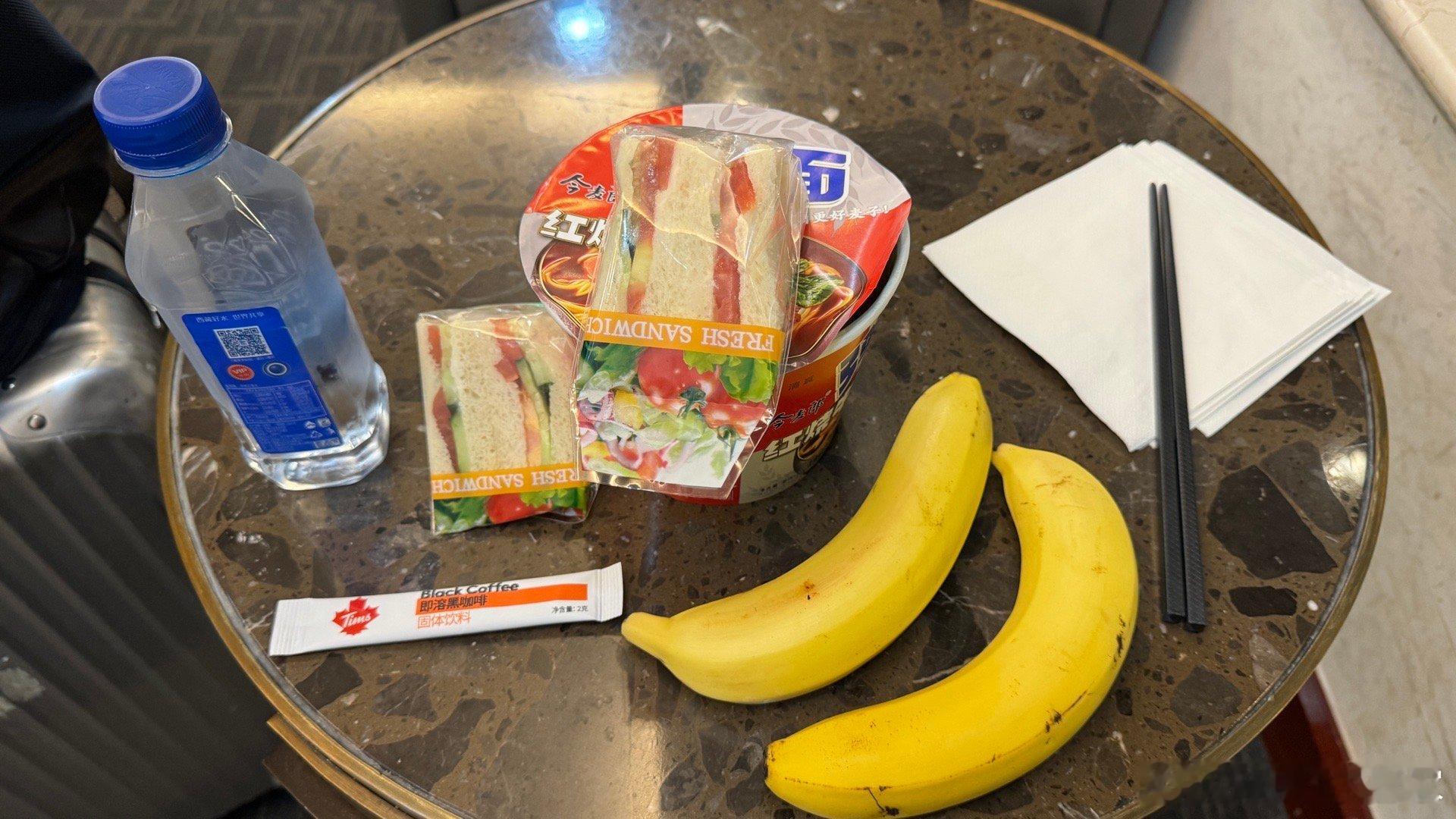 5:30才有正经早饭，所以先用不正经早饭顶一顶了[偷笑]  ​​​