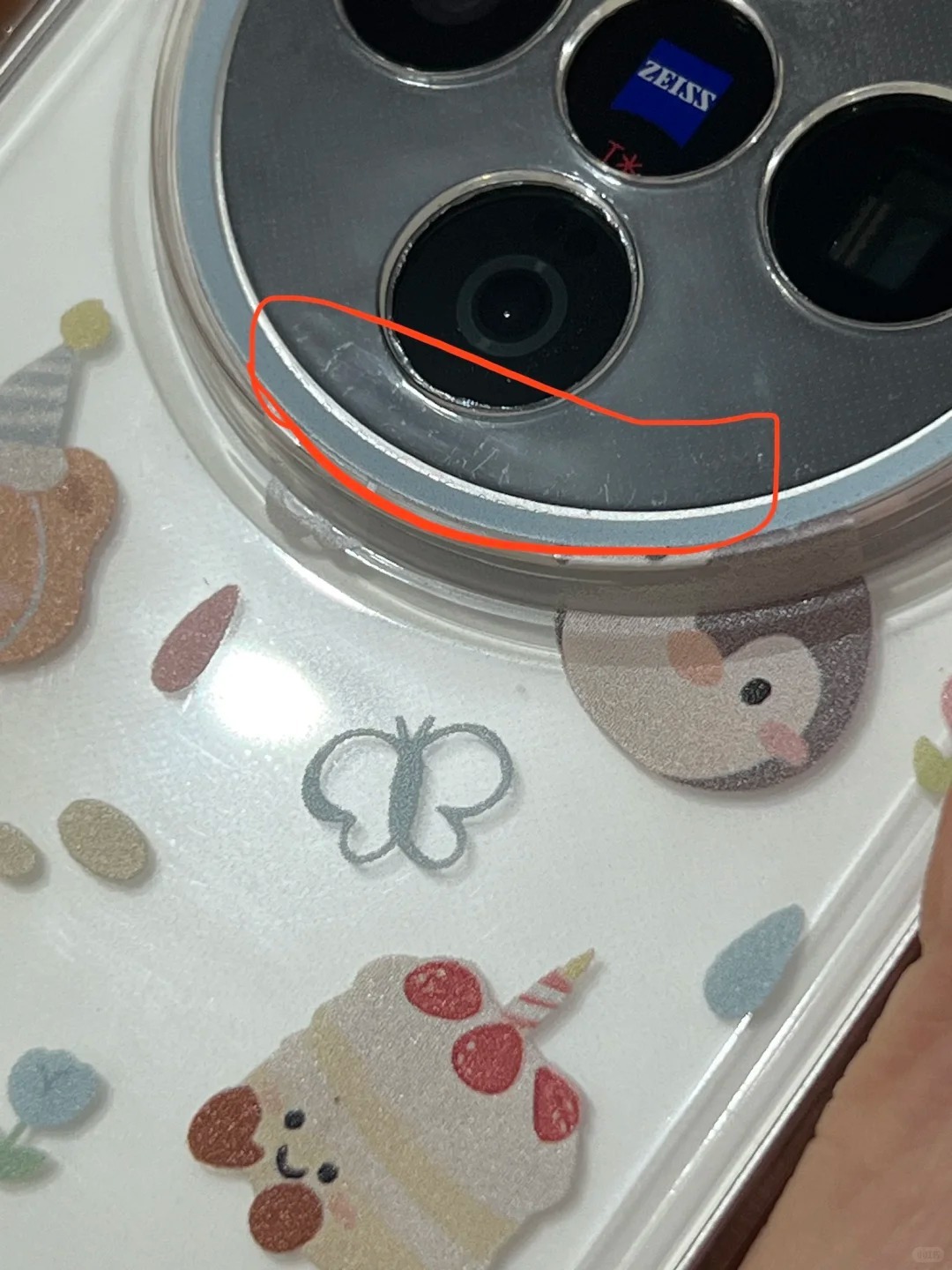 冷知识：镜头精孔手机壳，其实比非精孔的更容易划伤镜头。因为精孔缝隙小，一旦进灰，