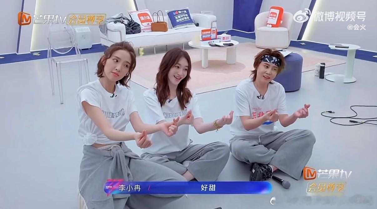 李小冉的温柔无人能挡，教王濛比心都自带氛围感，画面太美好啦李小冉教王濛比心乘风2