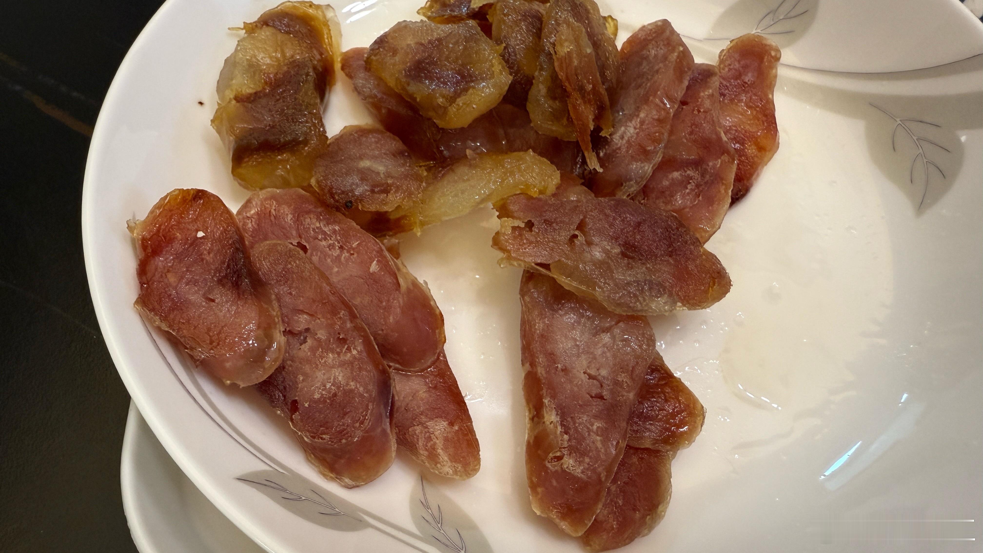 肥肉少一点的是茅台香肠，我妈知道我不吃肥肉，所以做的肥肉少的版本，太下饭了