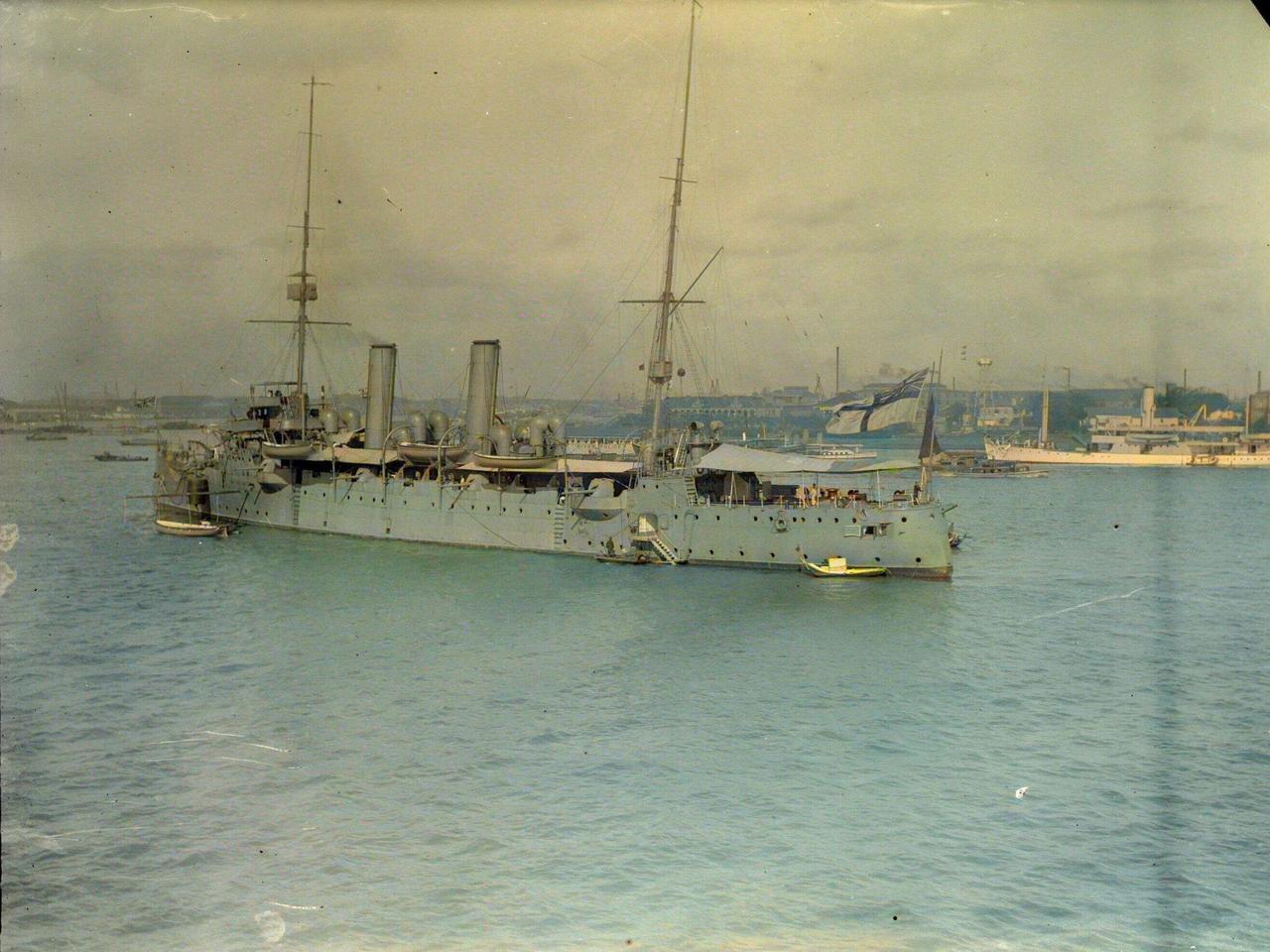 1908年，一艘英国皇家海军的防护巡洋舰停泊在汉口的江面上。