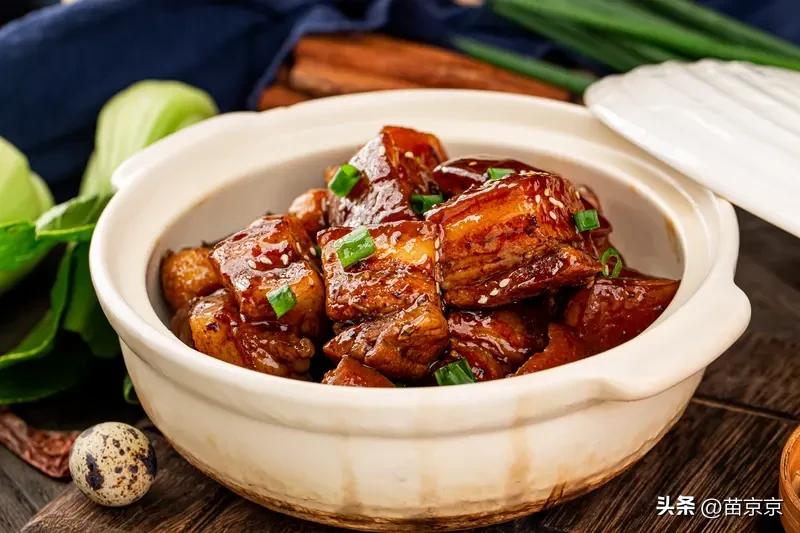 红烧肉炖得软软糯糯的，肥而不腻，汤汁拌米饭真的太香了。番茄炒蛋是永远的下饭神器，