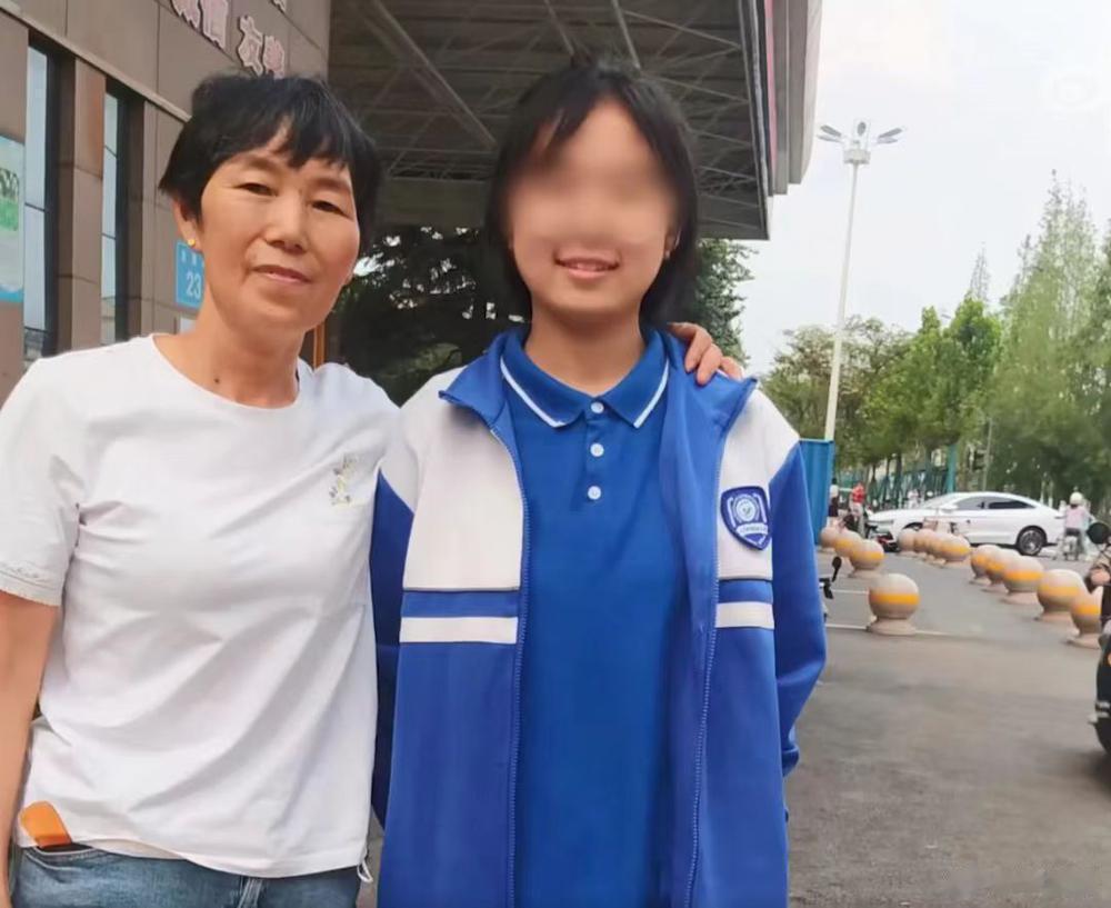 【发小临逝托孤 女子义代母职】“小轩就是我的孩子，我就是她的家人。”李桂华说。今