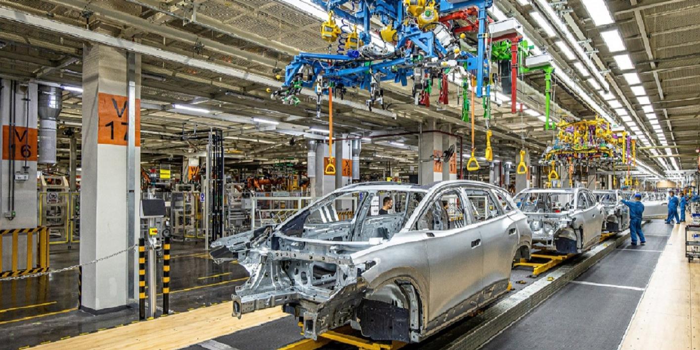 英媒刊文称，中东冲突导致油价飙升，为西方汽车制造商敲响警钟，提醒若不全力推进电动