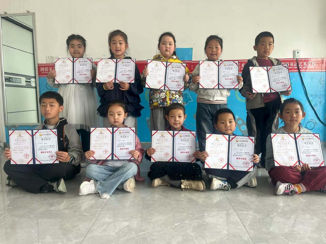 “小小艺术家们，喜获荣誉证书！”🎉🎨👏小朋友的展示奖状证书呢。