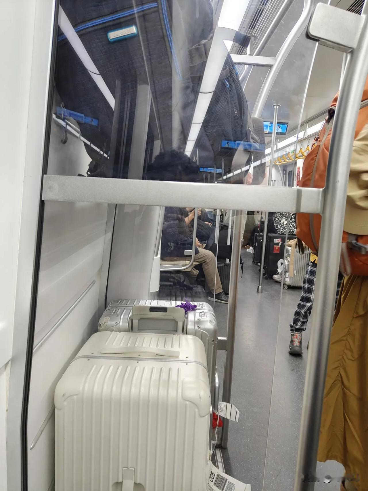 成都地铁的设计，真是挺合理的！

每节车厢这种行李架的设计，貌似我第一次在各大城