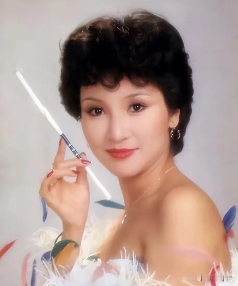 谢霆锋妈妈狄波拉年轻时真是漂亮啊，这么看谢霆锋主要是继承了爸爸谢贤的颜值，像谢贤