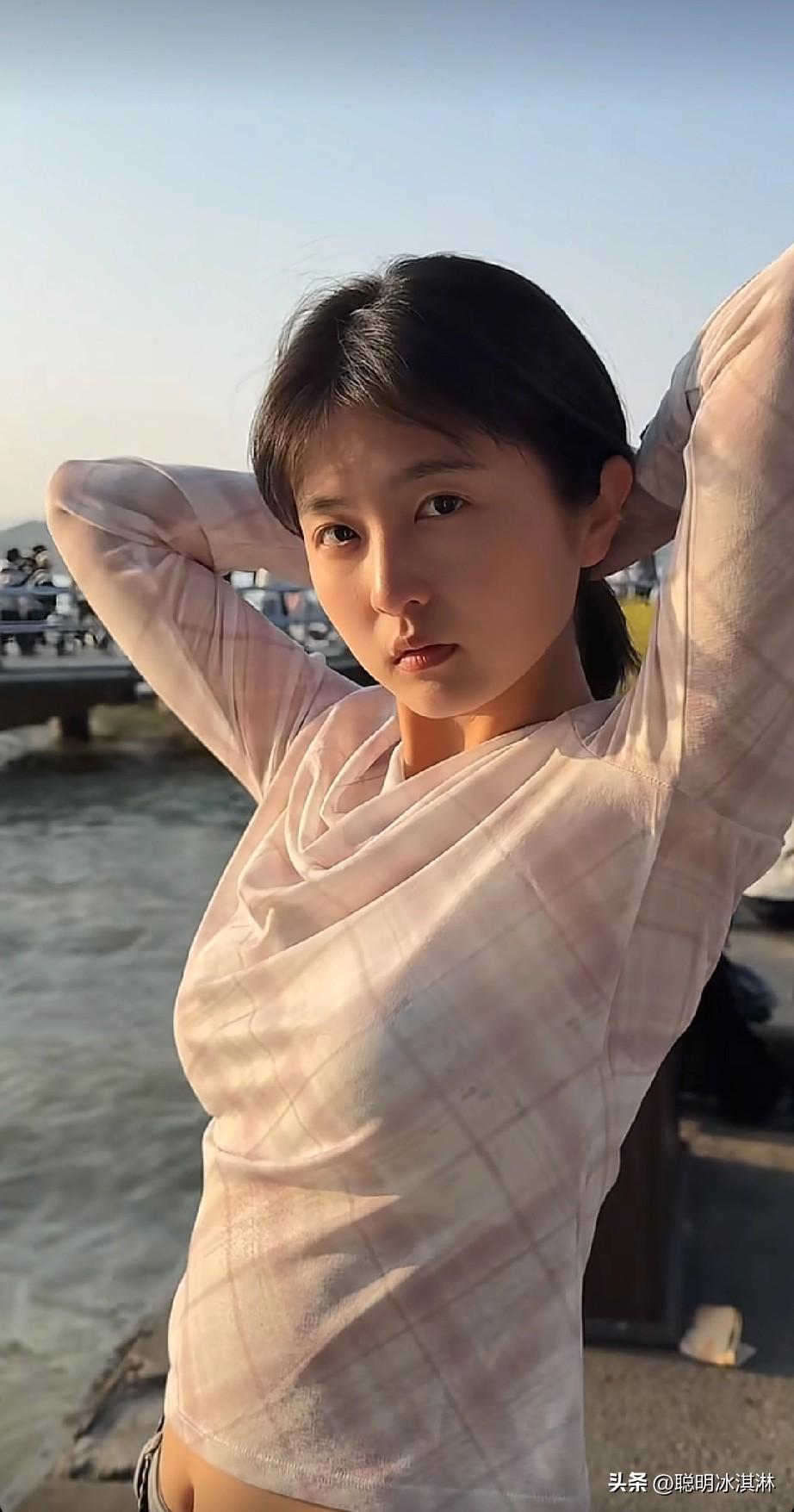 海边少女，微风拂面，阳光洒落，美不胜收！