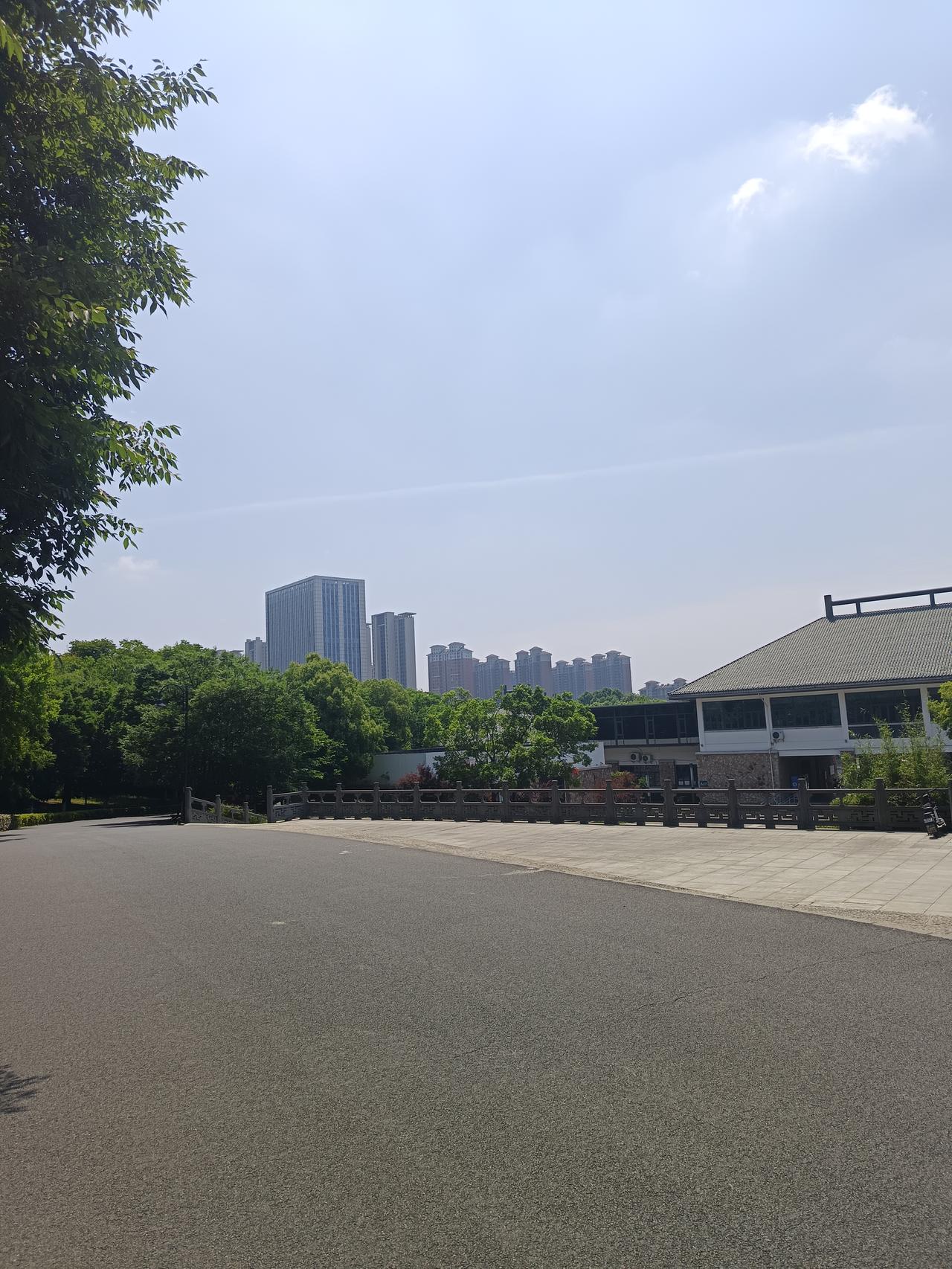 女人独立和被爱都很重要。一个女人独立在生活中确实很重要，会挣钱有自己的事业能独立