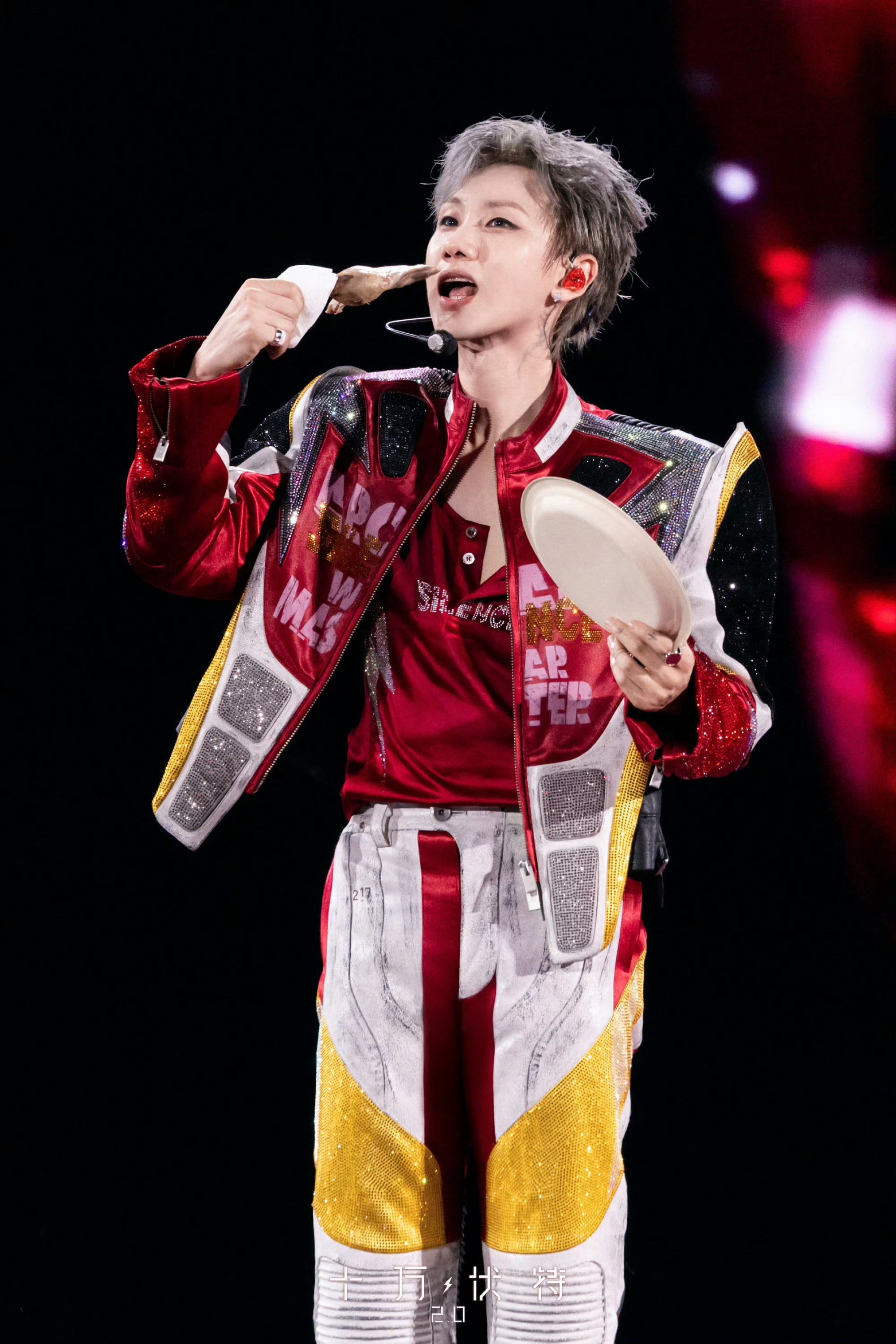 汪苏泷演唱会cue你好星期六汪苏泷来hi6大家庭很开心 泷泷多多来hi6玩[送花