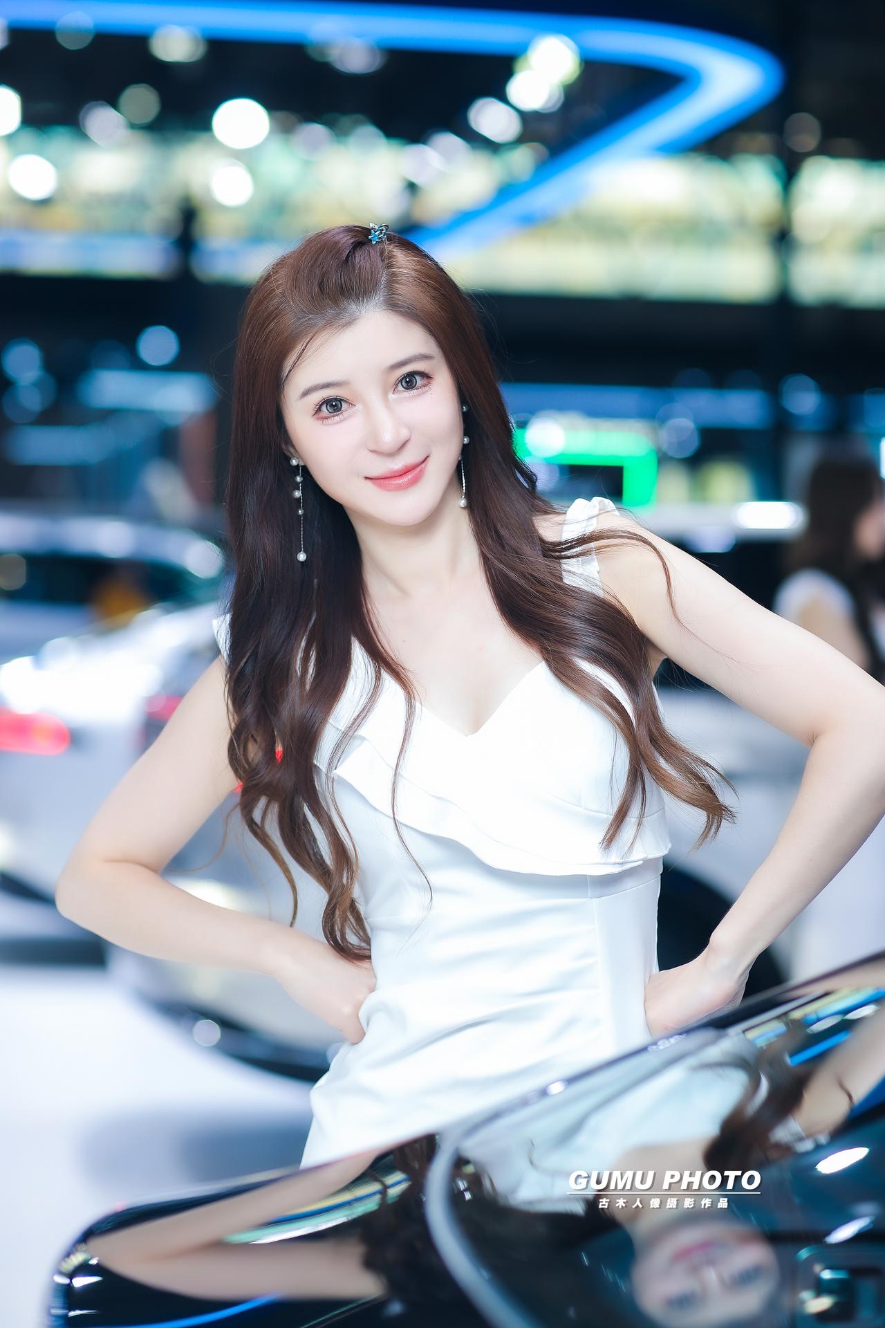 2025重庆汽车消费节长安汽车展台模特小姐姐