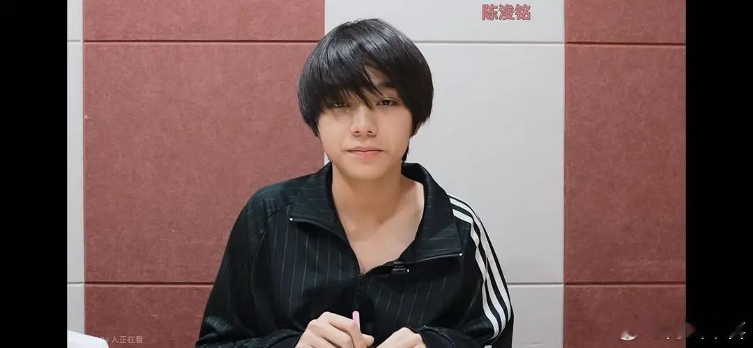 他是发腮了吗 还是？感觉没以前精致了王橹杰