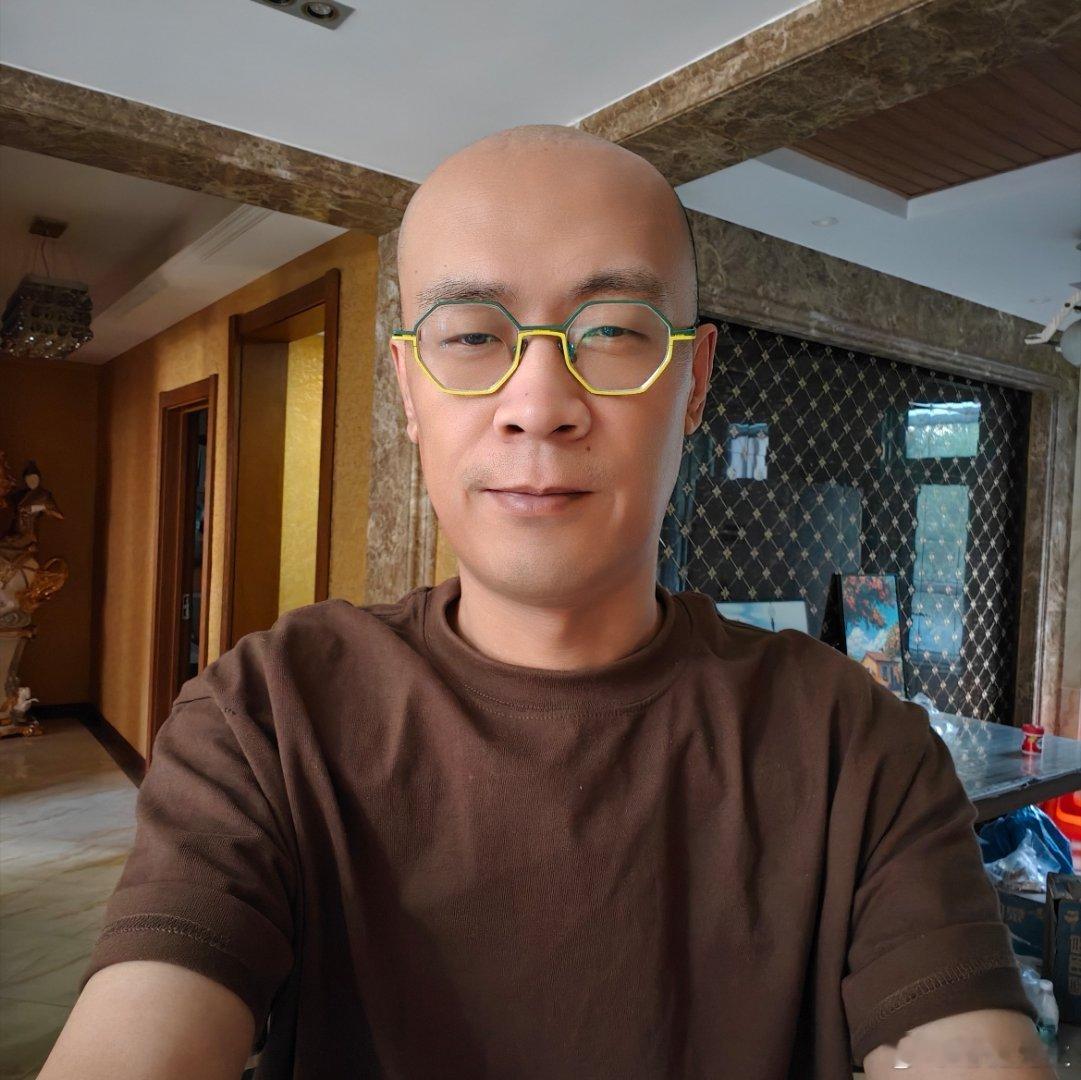 帮我选个眼镜，哪个帅？1还是2？ ​​​