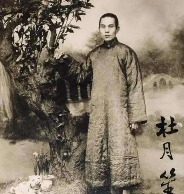 有一次，杜月笙替林桂生打牌赢了2400大洋，这在当时是一笔巨款，为了试探杜月笙，