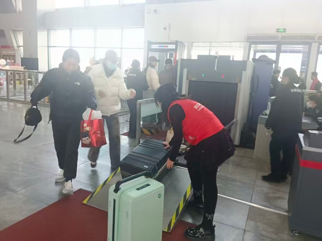 秦岭笑谈【曲阜师范大学酮心筑社实践队开展2026年春运志愿服务活动】为保障春运期