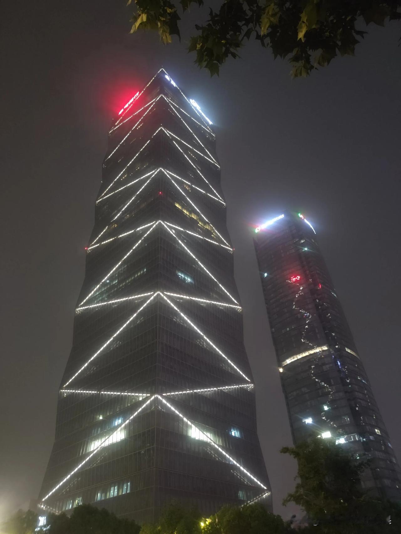 晚上的心地中心意外的好看嘛

这灯光搞得，跟个圣诞树一样

旁边的楼上还有灯光的