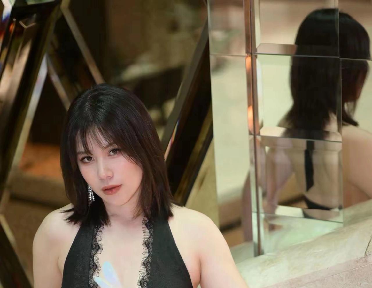 美女穿着黑色蕾丝衣服，好有气质！丰满的身材，魅惑的眼神，抵不住的风情甜系蕾丝写真